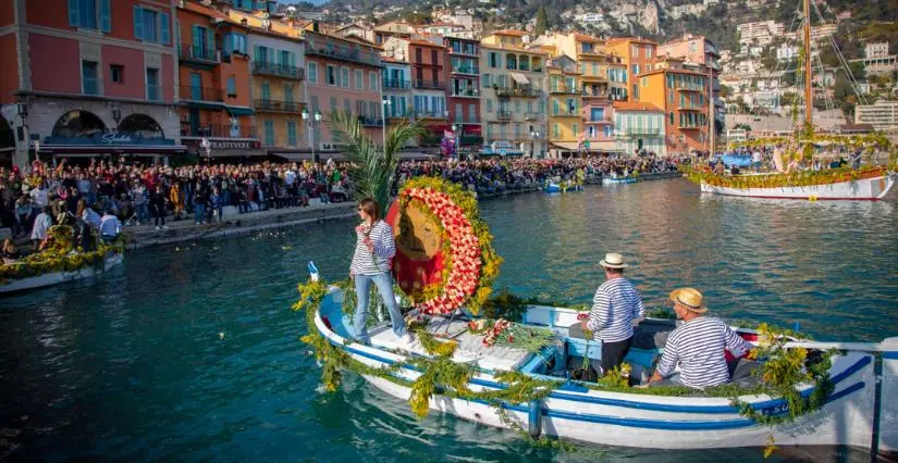 Le Combat Naval Fleuri de Villefranche-sur-Mer Pointus décorés de fleurs lors du Combat Naval Fleuri dans la rade de Villefranche-sur-Mer