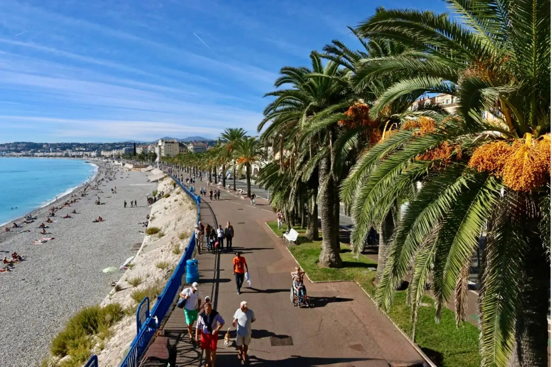 La lumière de novembre sur la Côte d’Azur Lumière rasante d'automne sur un village perché de l'arrière-pays azuréen en novembre