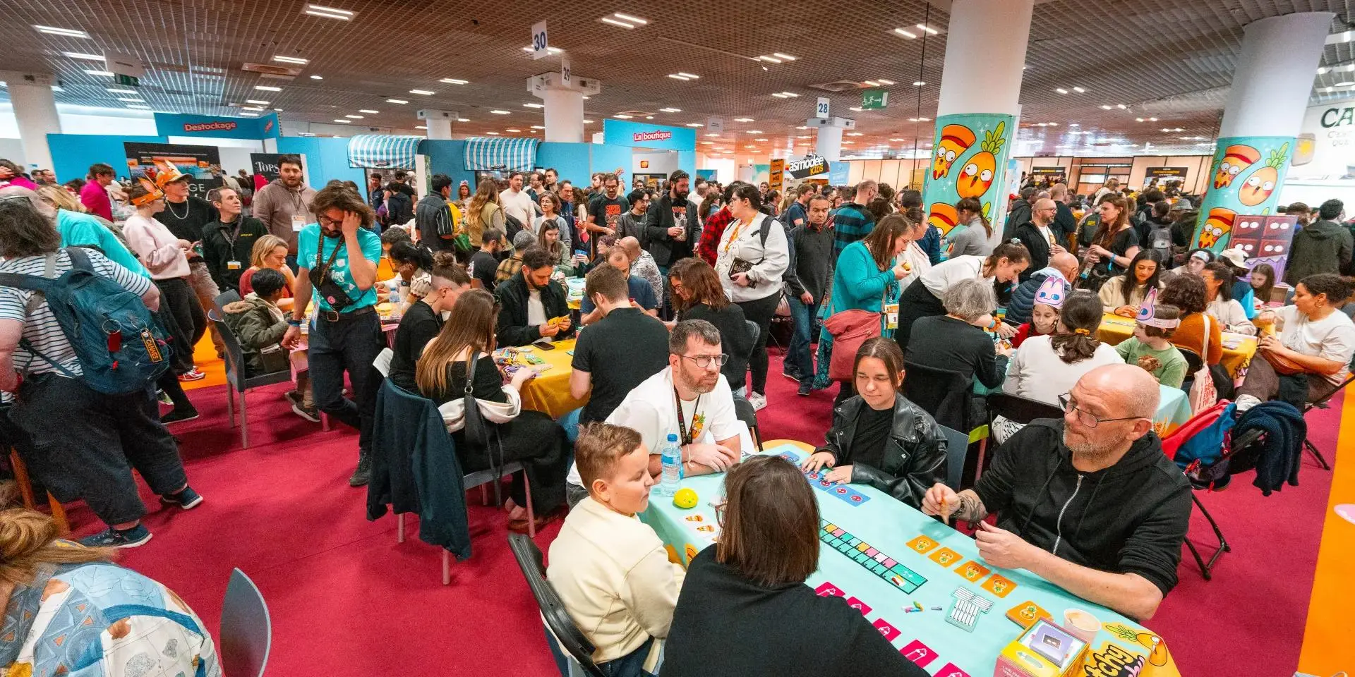 Le Festival International des Jeux de Cannes Visiteurs jouant aux jeux de société au Festival International des Jeux de Cannes