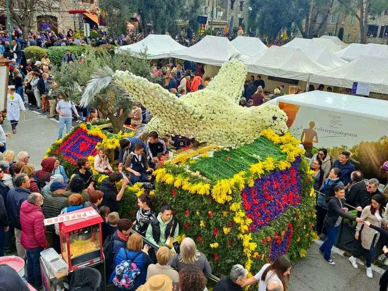 La Fête des Violettes de Tourrettes-sur-Loup Char fleuri du corso de la Fête des Violettes dans les ruelles de Tourrettes-sur-Loup