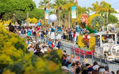 La Fête du Mimosa de Mandelieu : corsos fleuris et parade nocturne