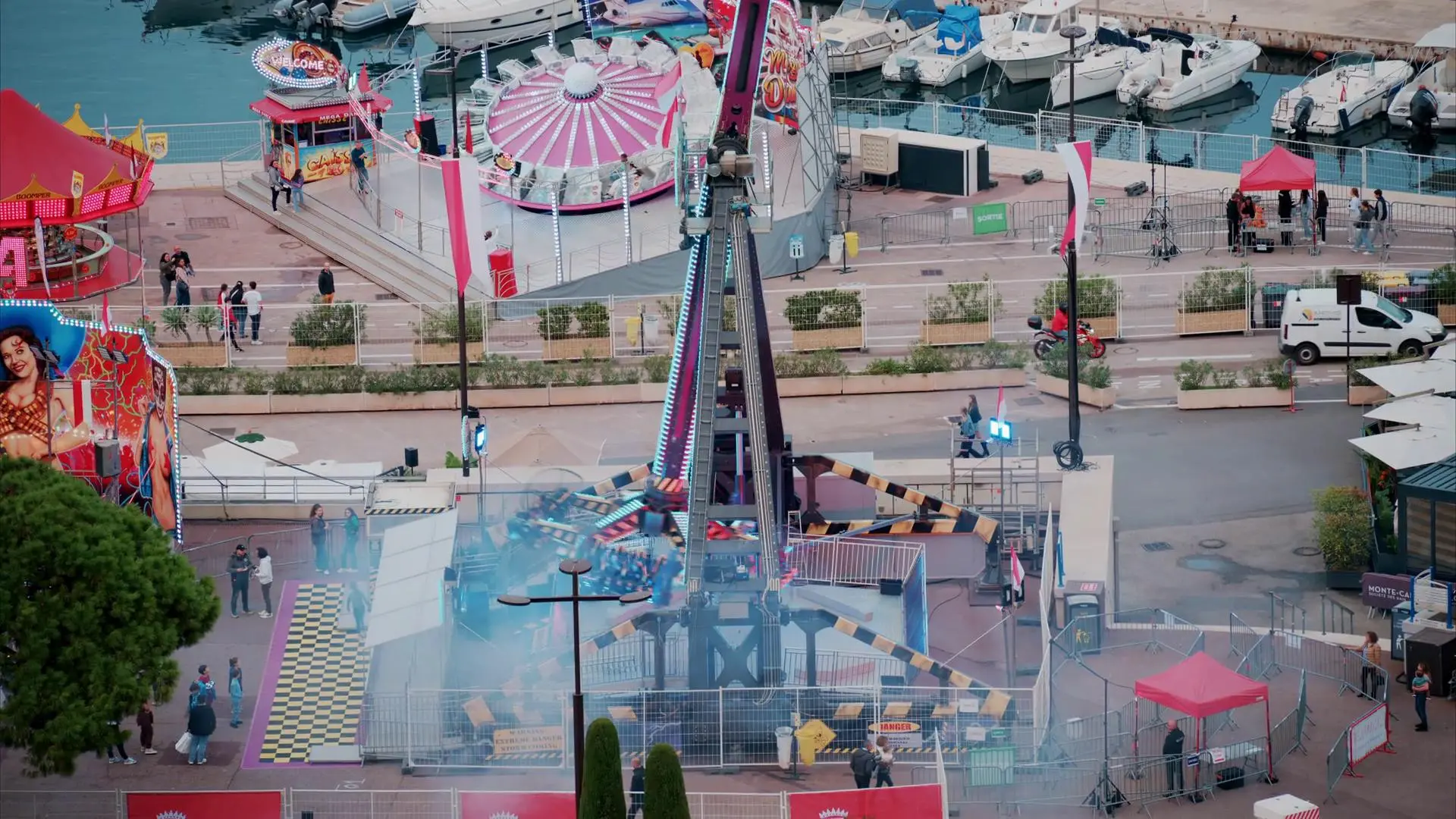 Manèges illuminés de la Foire Attractions sur les quais du Port Hercule à Monaco