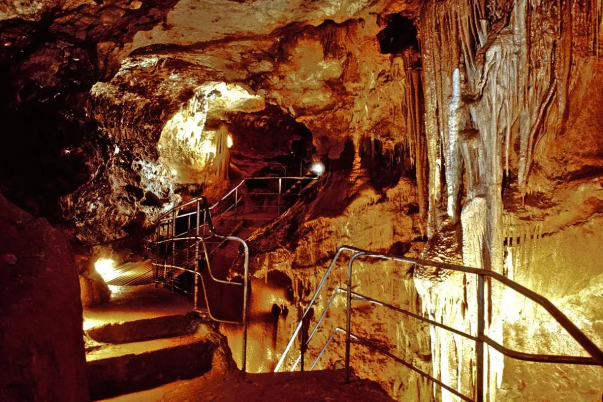 Les grottes de Saint-Cézaire-sur-Siagne, Côte d’Azur Concrétions rouges des grottes de Saint-Cézaire-sur-Siagne dans l'arrière-pays grassois