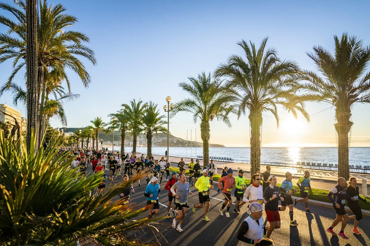 Coureurs du Marathon Nice-Cannes sur la Promenade des Anglais au départ