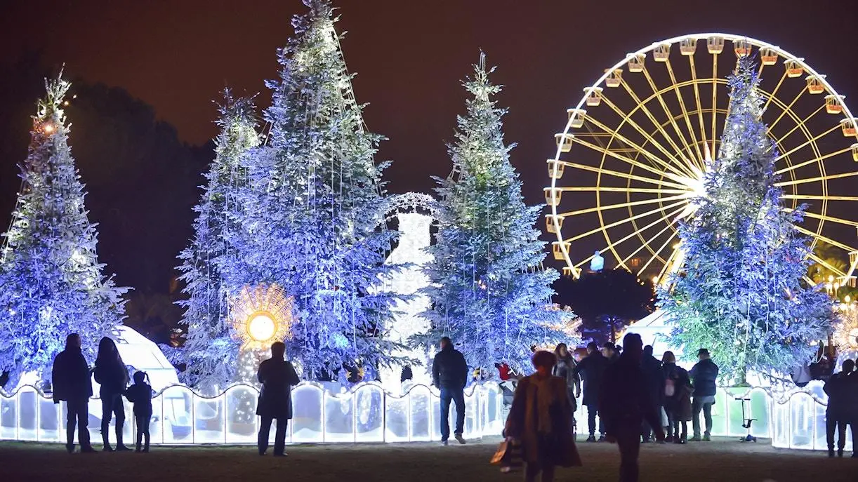 Le village de Noël de Nice, Jardin Albert Ier Chalets illuminés du village de Noël de Nice sous les palmiers du Jardin Albert Ier