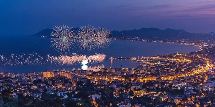 Le feu d’artifice du Nouvel An sur la Côte d’Azur Feu d'artifice du Nouvel An au-dessus de la baie de Cannes vu depuis la Croisette