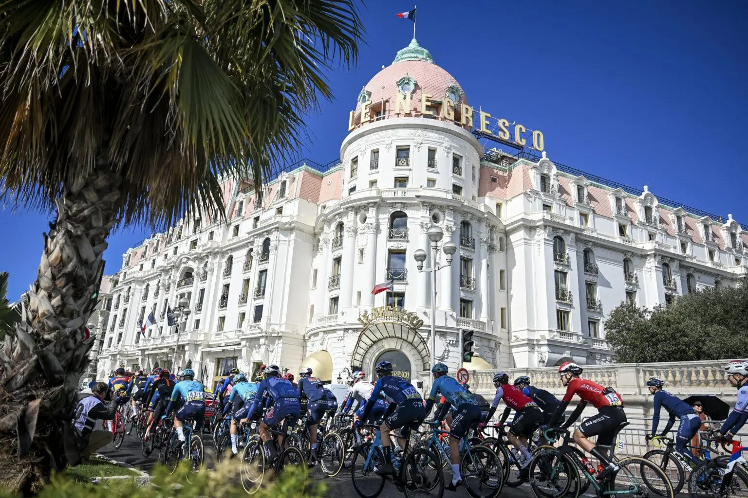 Paris-Nice dans l’arrière-pays niçois Peloton de Paris-Nice dans une montée de l'arrière-pays des Alpes-Maritimes