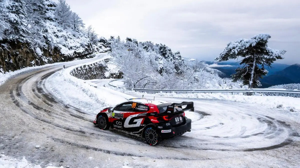 Le départ du Rallye Monte-Carlo au Port Hercule Voiture du Rallye Monte-Carlo au départ sur le quai Albert Ier du Port Hercule à Monaco