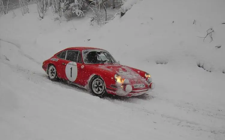 Le Rallye Monte-Carlo Historique Voiture de collection du Rallye Monte-Carlo Historique sur une route de montagne enneigée